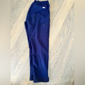 Small petite women’s Figs bottoms.